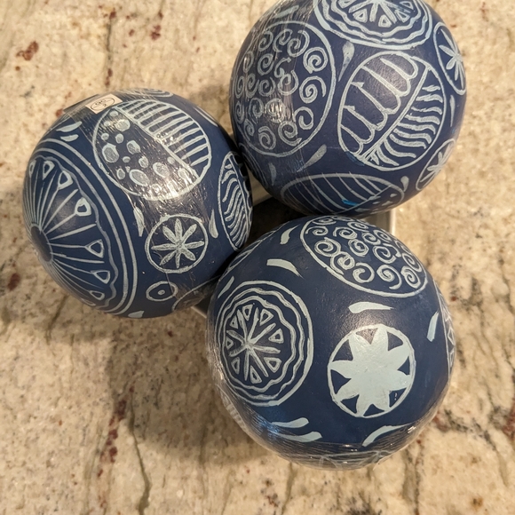 Pier 1 Imports Set Of 3 Wood Decorative Carpet Balls Hand Painted 4" Dia. NEW - Picture 10 of 12